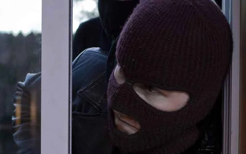 Κουκουλοφόροι με βαριοπούλες πήραν 1.700 ευρώ από ξενοδοχείο ημιδιαμονής στην Κηφισιά